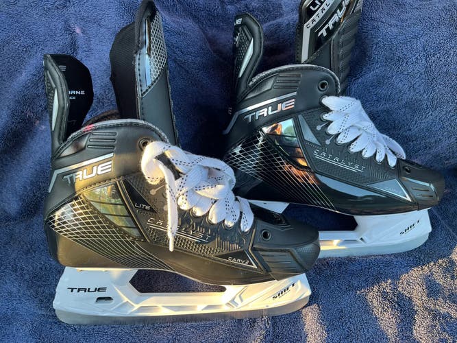 True Catalyst Lite Hockey Skates Regular Width 9.5