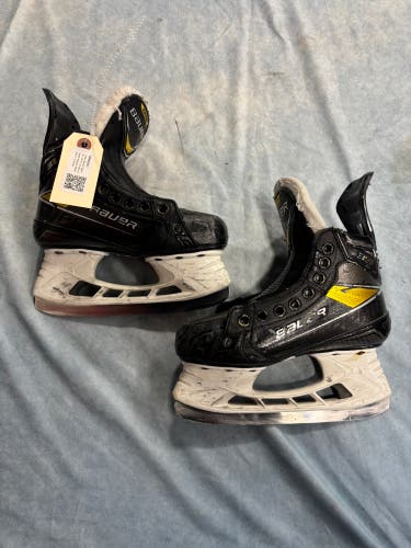 Junior Bauer Supreme 3S Pro Hockey Skates Regular Width Size 1.5 (Used)