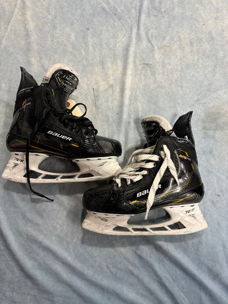 Intermediate Bauer Supreme M5 Pro Hockey Skates Size 5 Fit 3 (Used)