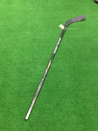 Junior Bauer Vapor Hyperlite Hockey Stick Right Handed P28 (Used)