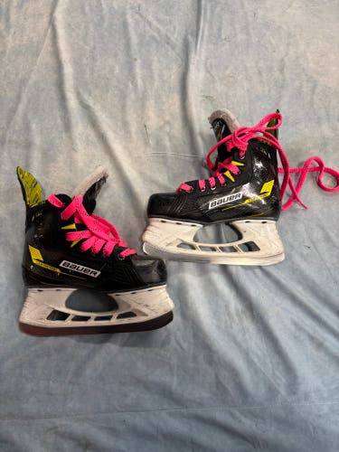 Junior Bauer Supreme M4 Hockey Skates Regular Width Size 3 (Used)