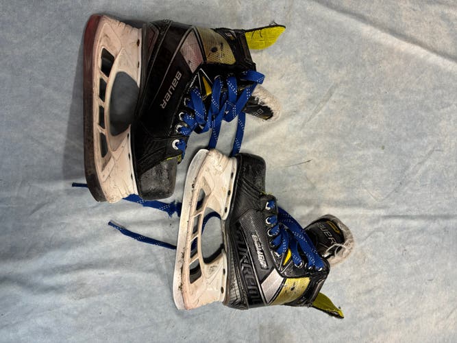 Junior Bauer Supreme 3S Hockey Skates Regular Width Size 3.5 (Used)