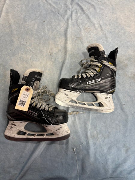 Junior Bauer Supreme 160 Hockey Skates Regular Width Size 2 (Used)