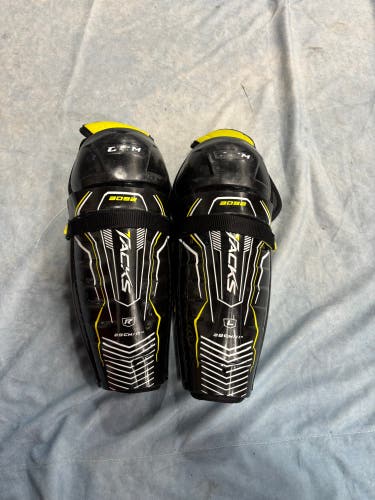 Junior CCM Tacks 3092 Shin Pads 11" (Used)