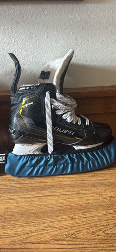 2023 Bauer Supreme M5 Pro Hockey Skates Extra Wide Width 8 (Used)