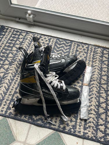 Bauer Supreme UltraSonic Hockey Skates Size 4 (Used)