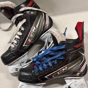 Junior CCM FT460 Hockey Skates (4.5D)