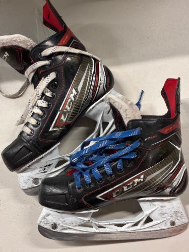 Junior CCM FT460 Hockey Skates (4.5D)