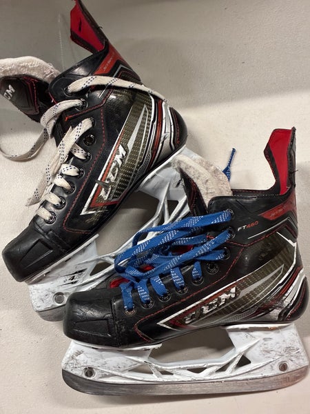 Junior CCM FT460 Hockey Skates (4.5D)