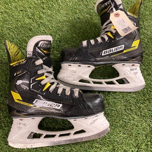 Junior Bauer Supreme M4 Hockey Skates Regular Width Size 2 (Used)