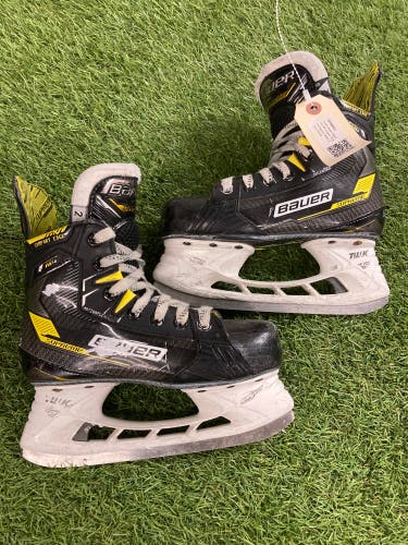 Junior Bauer Supreme M4 Hockey Skates Regular Width Size 2 (Used)