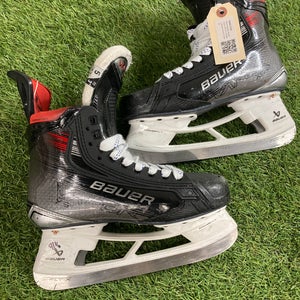 Intermediate Bauer Vapor X5 Pro Hockey Skates Size 5 (Used)