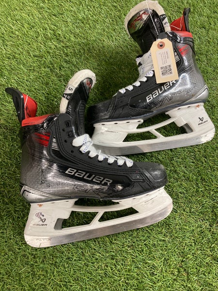 Intermediate Bauer Vapor X5 Pro Hockey Skates Size 5 (Used)