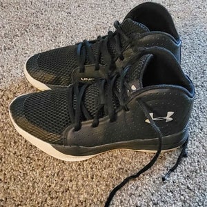Kid's 5.5Y (Big Kids / Youth) Under Armour Basketball Shoes (Used)