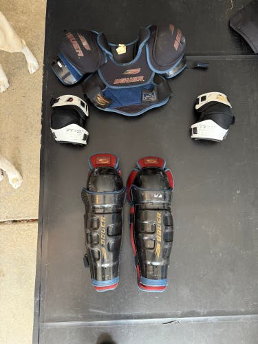 Medium Senior Bauer Sp1000 Shoulder Pads (Used)