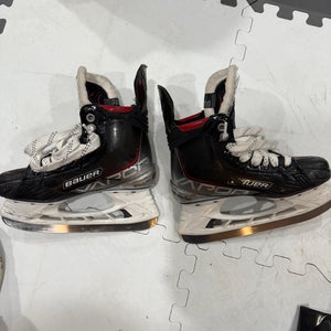 Bauer Vapor 3X Hockey Skates Size 4 (Used)