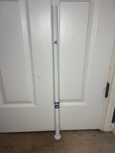 Brand new never used white and purple Maverik A1 Men’s lacrosse shaft