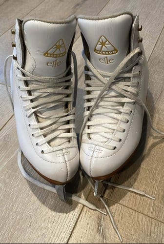 Jackson Elle Figure Skates B Junior 1.5 (Used)