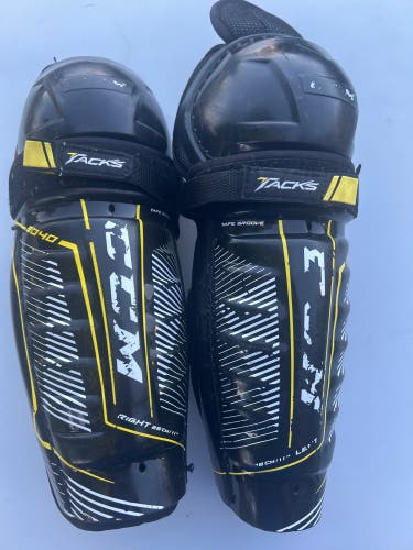 Intermediate CCM Tacks 9040 11" Shin Pads (Used)