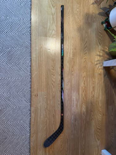Intermediate Bauer Proto R Right Handed Hockey Stick P28 (Used)
