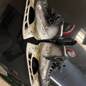 2021 Bauer Vapor Hyperlite Hockey Skates Regular Width 8 (Used)
