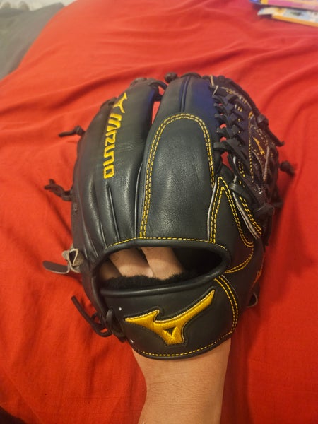 Mizuno limited Edition RH Pitcher's GMP 100BK Baseball Glove 12" (Used)