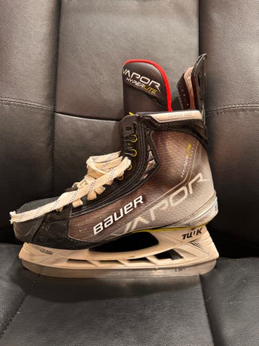 Bauer Vapor Hyperlite Hockey Skates 8.5 (Used)