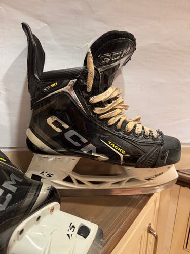 CCM Tacks XF 90 Hockey Skates Regular Width 9 (Used)
