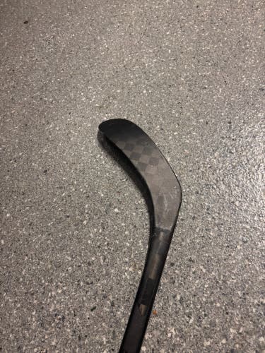 Junior Bauer Vapor Hyperlite Right Handed Hockey Stick P28 (Used)