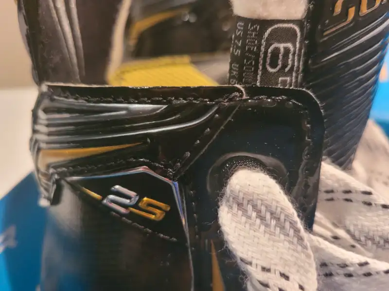 New Senior Bauer 2S Hockey Skates Regular Width Size 6