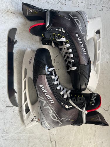 Bauer Vapor Hyperlite Hockey Skates Regular Width 10 used once