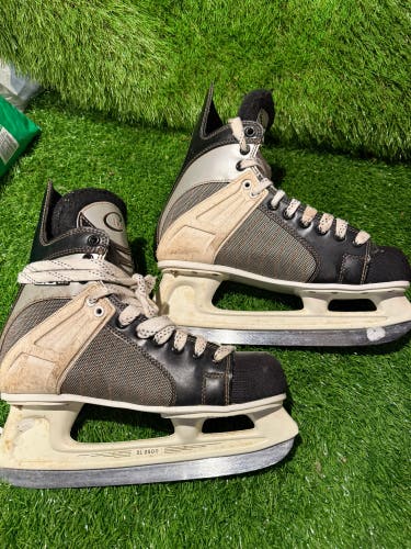 CCM Classic Hockey Skates 9 (Used)
