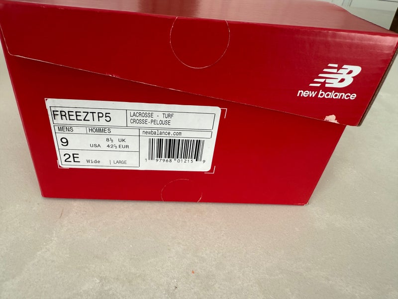 White Men's Size M 9.0 (W 10.0) WIDE  Adult New Balance Freeze Turf  5.0 Molded Cleats (New)