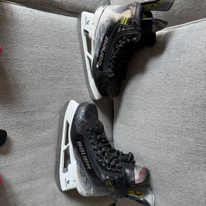 Bauer Vapor Hyperlite 2 Hockey Skates Size 4 (Used)