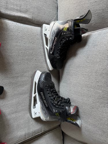 Bauer Vapor Hyperlite 2 Hockey Skates Size 4 (Used)