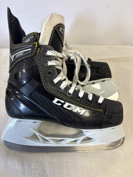 CCM Super Tacks 9350 Hockey Skates Regular Width Size 2 (Used)