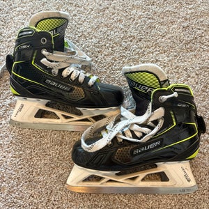 Junior Bauer GSX Hockey Goalie Skates Regular Width Size 2.5 (Used)