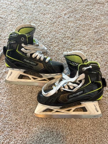 Junior Bauer GSX Hockey Goalie Skates Regular Width Size 2.5 (Used)