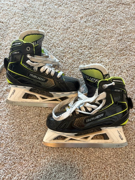 Junior Bauer GSX Hockey Goalie Skates Regular Width Size 2.5 (Used)