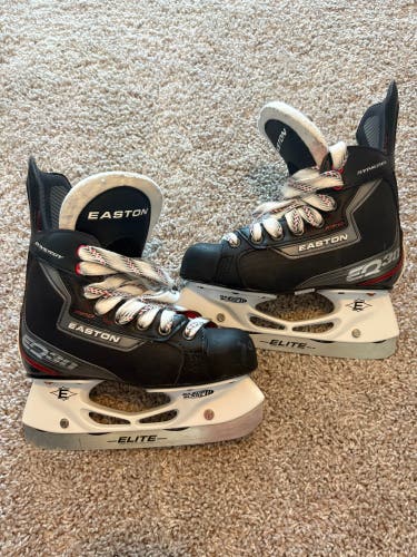 Junior Easton Synergy EQ30 Hockey Skates Regular Width Size 1.5 (Used)