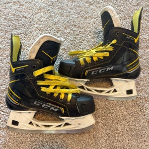 Junior CCM Super Tacks 9370 Hockey Skates Regular Width Size 2.5 (Used)