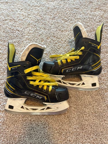 Junior CCM Super Tacks 9370 Hockey Skates Regular Width Size 2.5 (Used)