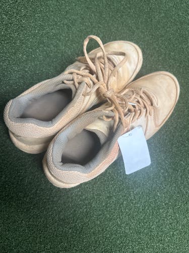 White Men's Size M 10.0 (W 11.0) Adult Low Top Metal (Used)(#9595)