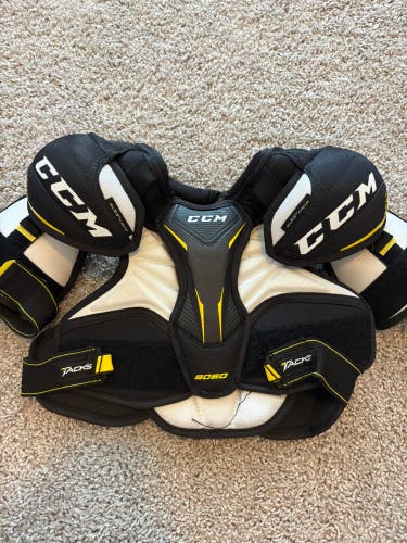 Small Junior CCM Tacks 9060 Shoulder Pads (Used)