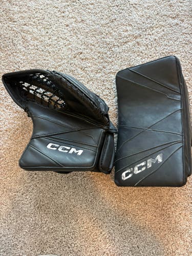 Black Junior CCM Axis 2.5 Goalie Glove & Blocker Set Regular (Used)