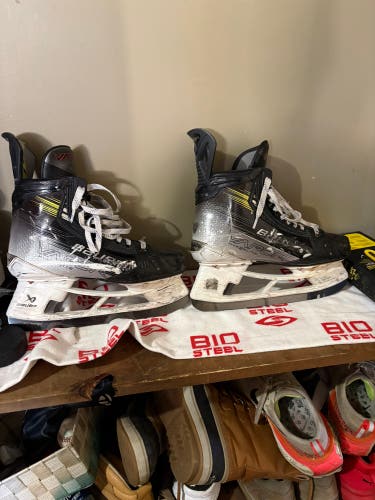 2024 Bauer Vapor Hyperlite 2 Hockey Skates Regular Width 9 (Used)