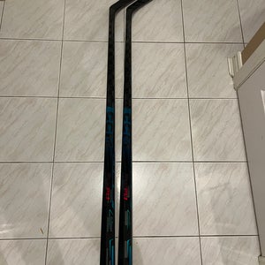 2 Pack New Senior CCM Vizion Right Hand Hockey Stick P29 75 Flex (New)