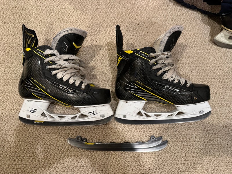 2016 CCM Super Tacks Hockey Skates Regular Width Size 5 (Used)