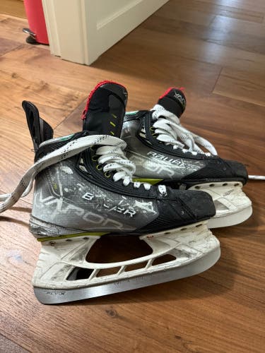 Bauer Vapor Hyperlite Hockey Skates Pro Stock Size 6.5 (Used)