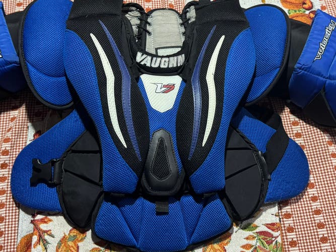 Small / Medium Vaughn Velocity V7 Goalie Chest Protector Pro Stock (Used)
